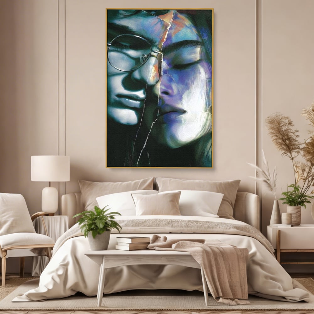 Tablou canvas cu tablou canvas cu chipuri despartite de cioburi, in rama de aluminiu auriu, pe perete intr-un dormitor